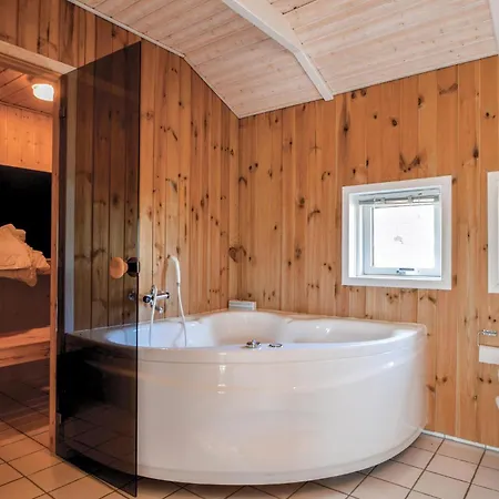 Three-bedroom In Bjert 度假居