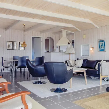 Three-bedroom In Bjert 度假居