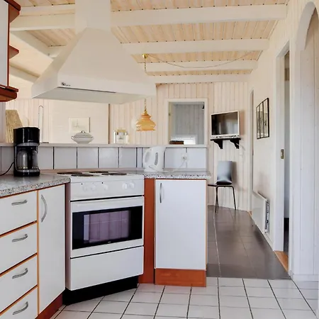 Three-bedroom In Bjert Binderup Strand