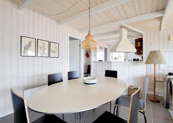 Three-bedroom In Bjert * Binderup Strand