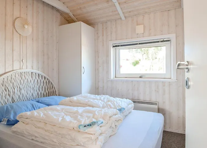Three-bedroom In Bjert Binderup Strand