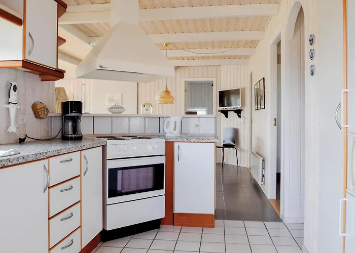 Three-bedroom In Bjert Binderup Strand